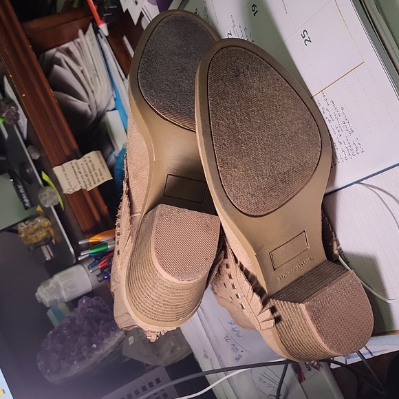 Zipper back tan suede ankle boots - Mudd brand - 7 1/2 - Picture 4 of 6